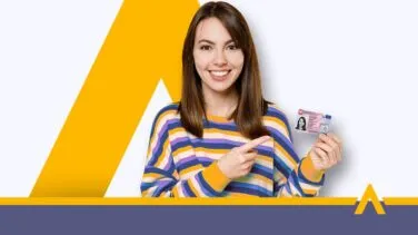 Uśmiechnięta kobieta w kolorowej bluzie prezentująca dowód osobisty